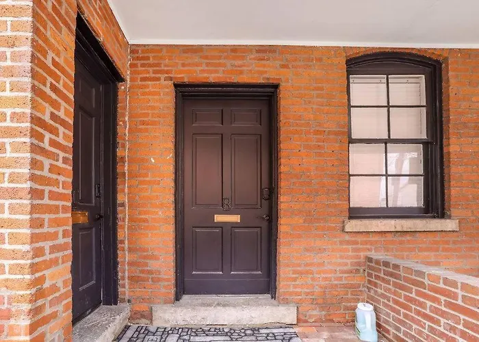 Housepitality - The Brandenburg - Efficiency Apartment Columbus