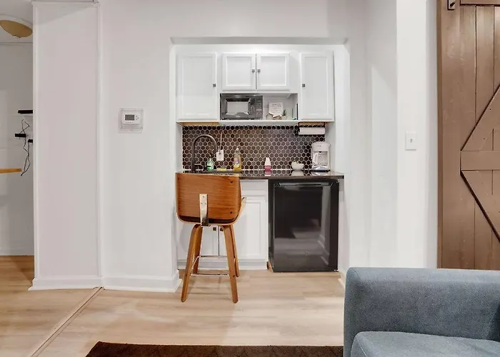 Housepitality - The Brandenburg - Efficiency Apartment Columbus