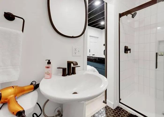 Housepitality - The Brandenburg - Efficiency Apartment Columbus