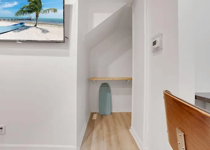 Housepitality - The Brandenburg - Efficiency Apartment *
