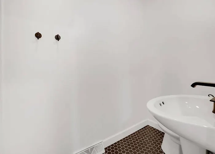 Housepitality - The Brandenburg - Efficiency Columbus