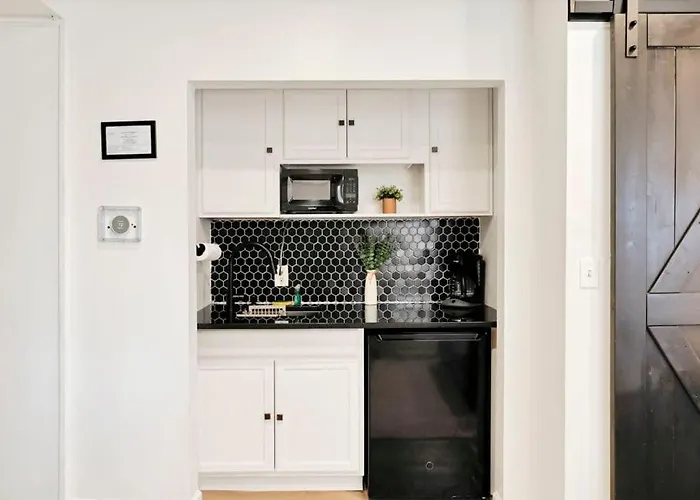 Housepitality - The Brandenburg - Efficiency Columbus