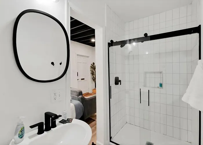 Housepitality - The Brandenburg - Efficiency Apartment